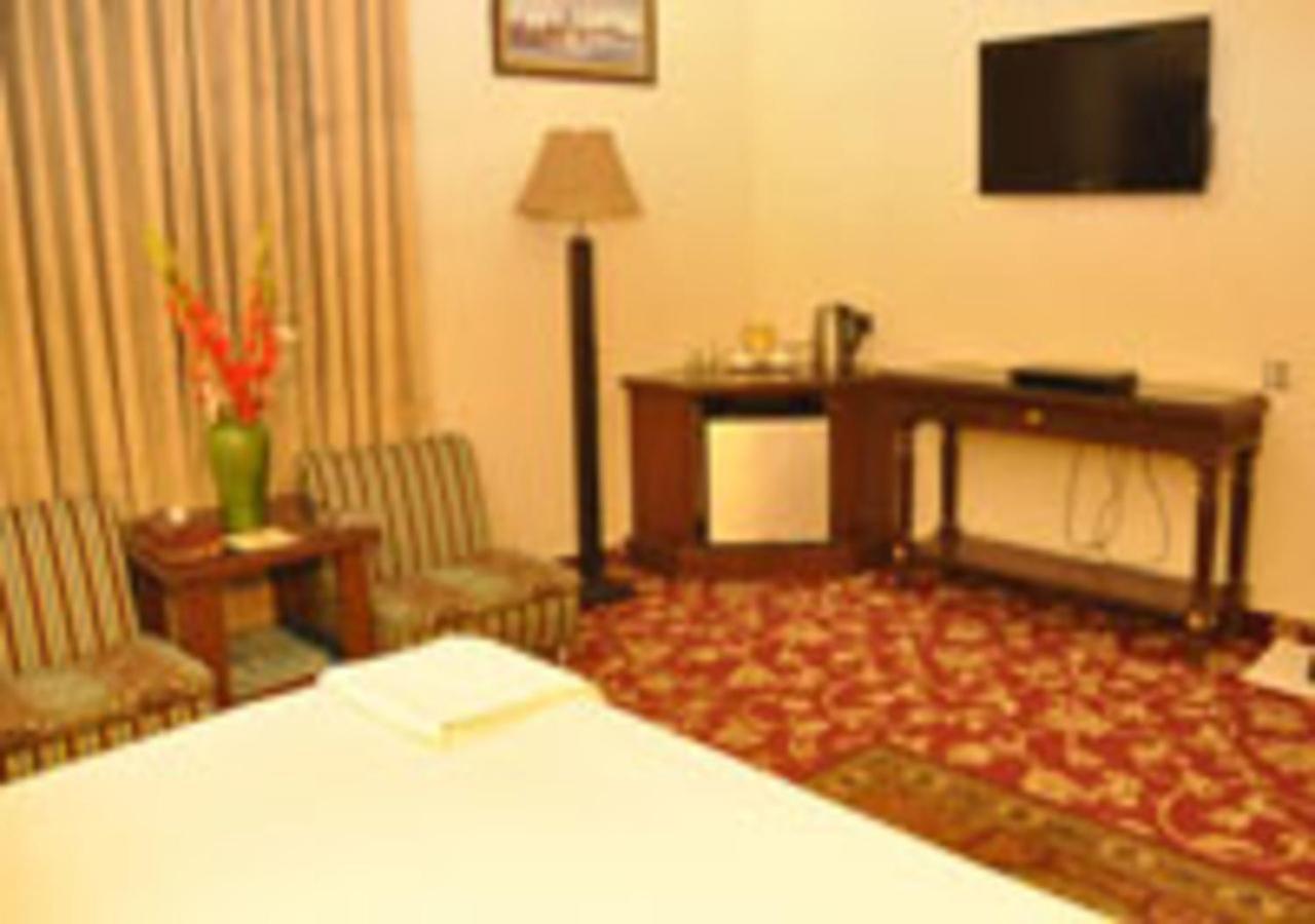 Rajone Hotel Faisalabad Eksteriør billede