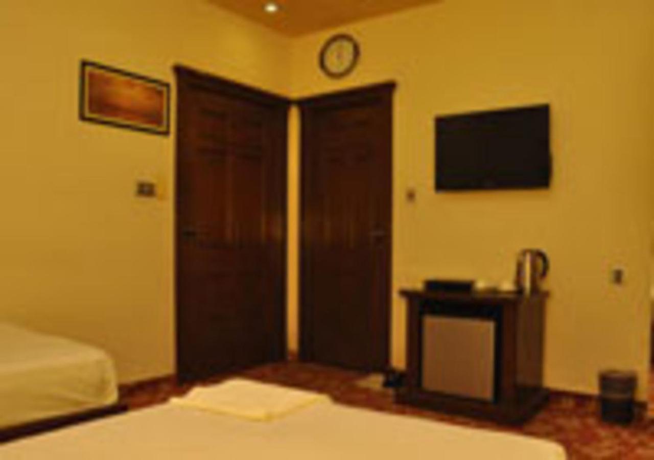 Rajone Hotel Faisalabad Eksteriør billede